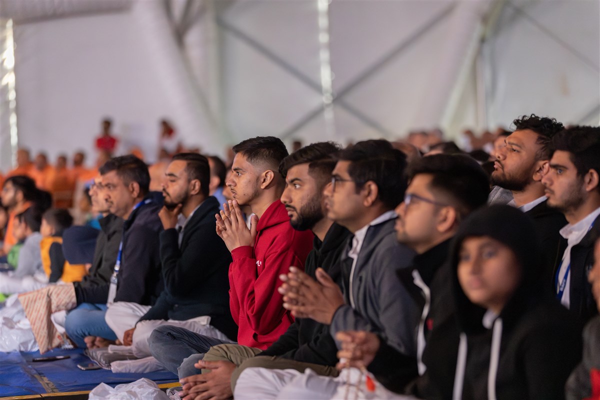 Devotees engrossed in the darshan of Swamishri