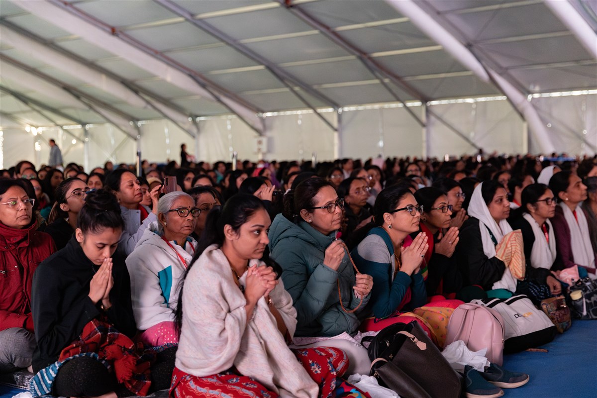 Devotees engrossed in the darshan of Swamishri