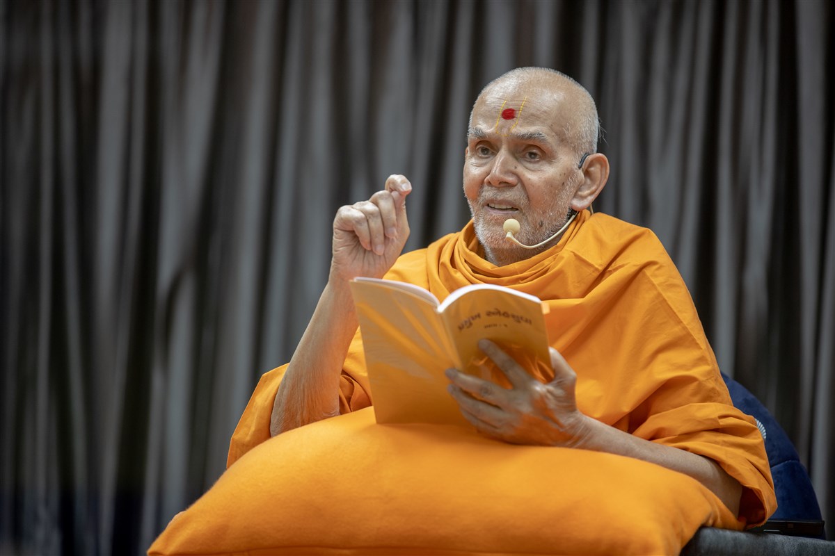 Swamishri bestows blessings during the afternoon assembly