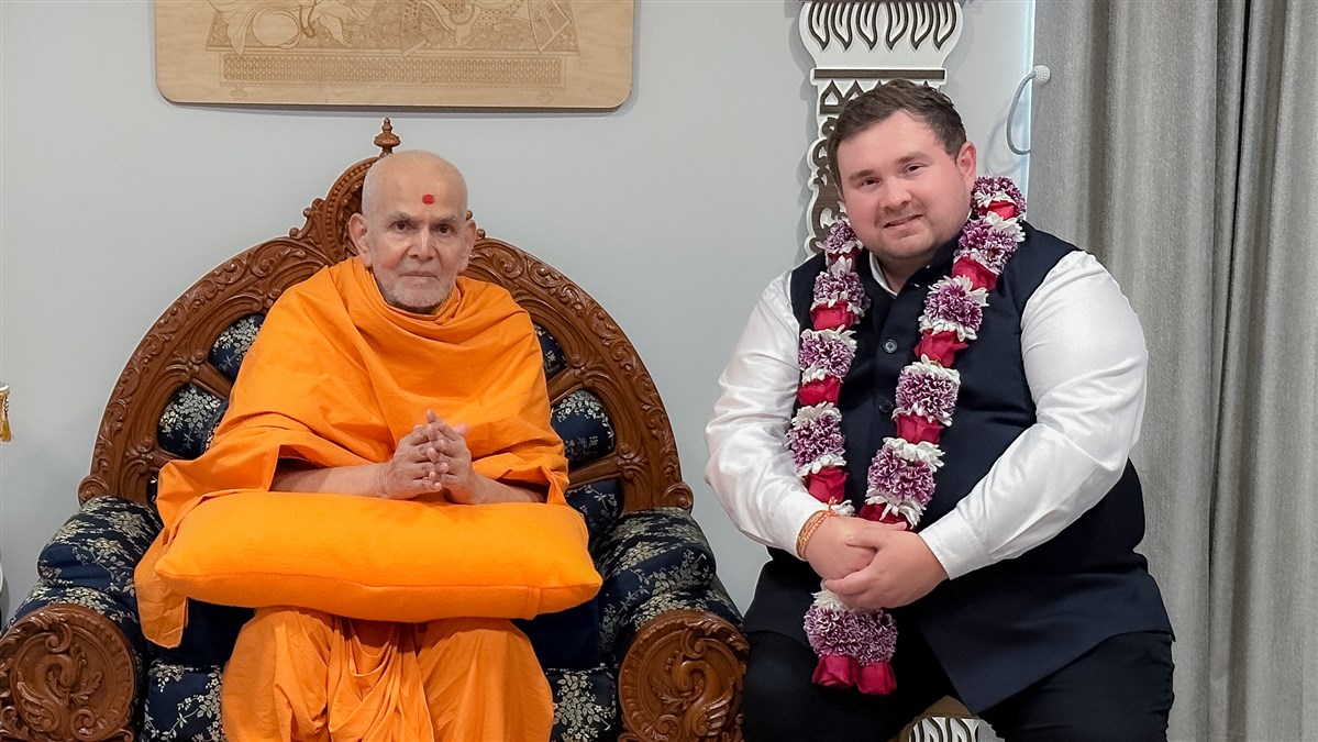 Hon. Michael D. Ford, Minister of Citizenship and Multiculturalism with HH Mahant Swami Maharaj