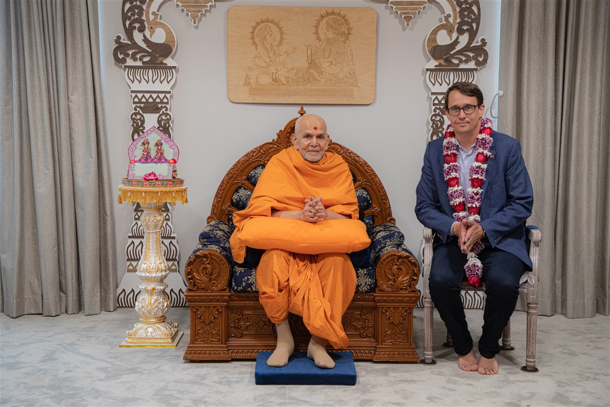 Hon. Monte McNaughton, Minister of Labour, Immigration, Training and Skills Development with HH Mahant Swami Maharaj