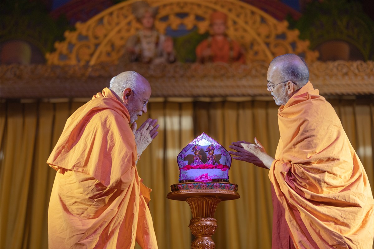 Gnanpriya Swami and Narayanmuni Swami welcome Shri Harikrishna Maharaj and Shri Gunatitanand Swami Maharaj