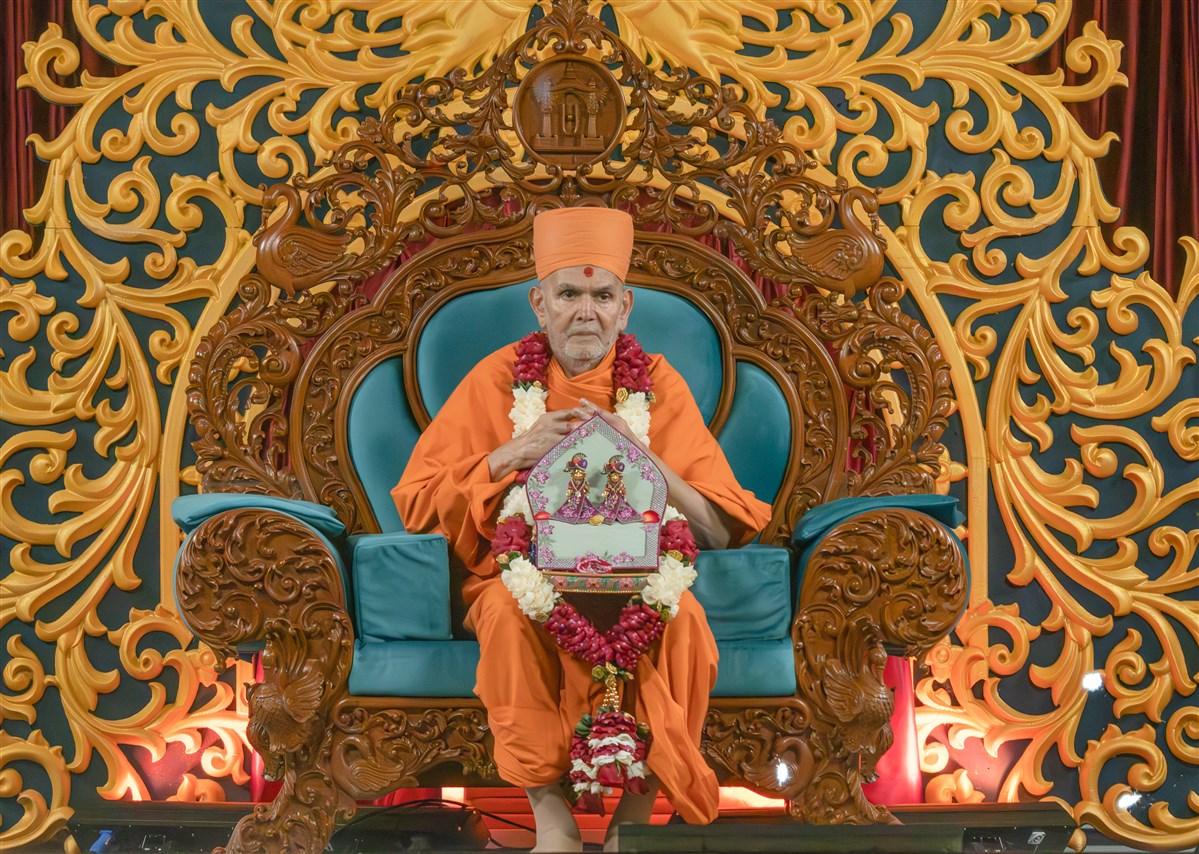 Swamishri, Shri Harikrishna Maharaj and Shri Gunatitanand Swami Maharaj grace the Swagat Din assembly