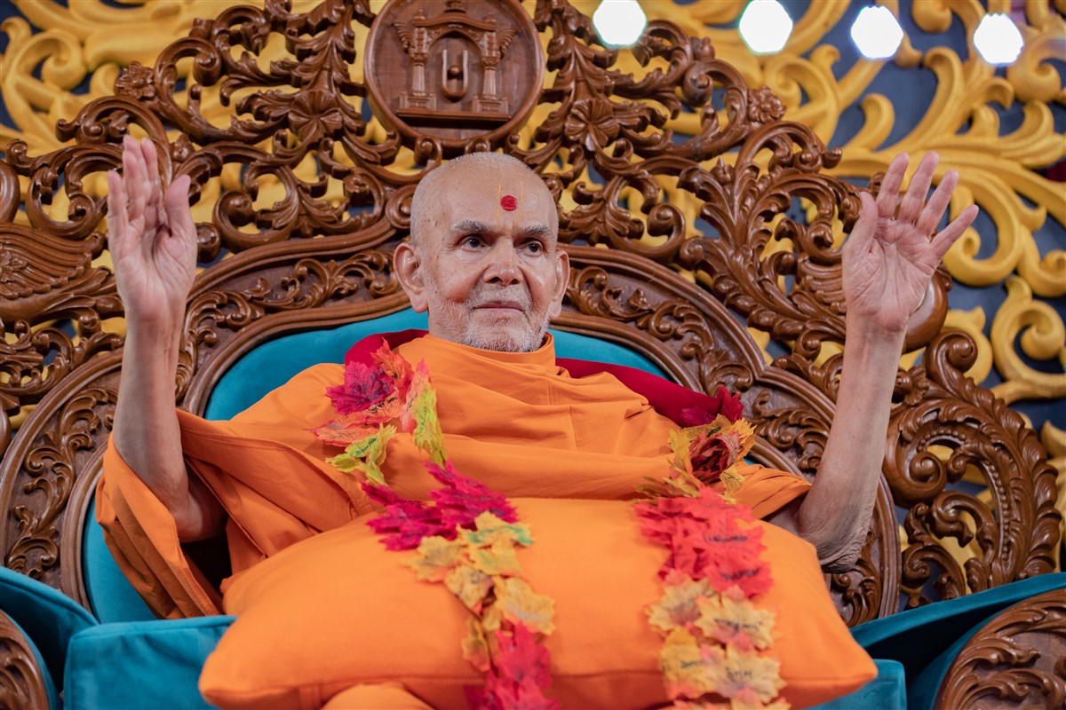 Swamishri bestows his blessings upon devotees