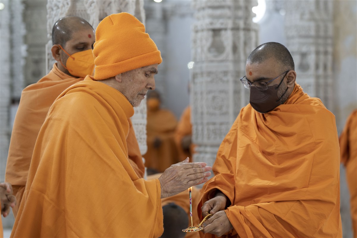 Swamishri accepts the arti blessings