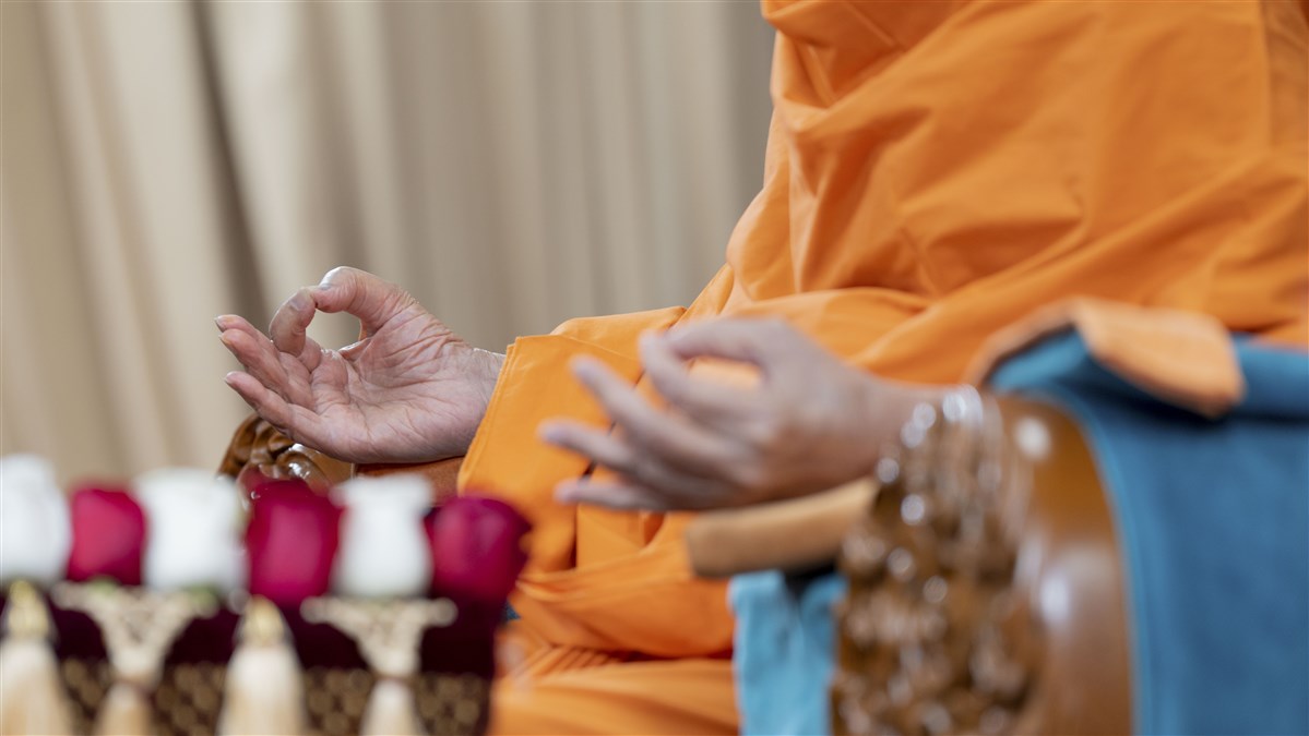 Swamishri meditates during his morning puja
