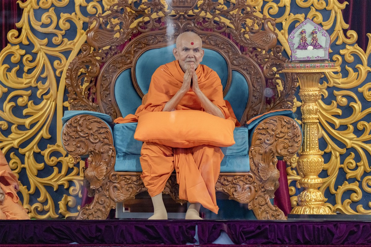 Swamishri greets the devotees with folded hands
