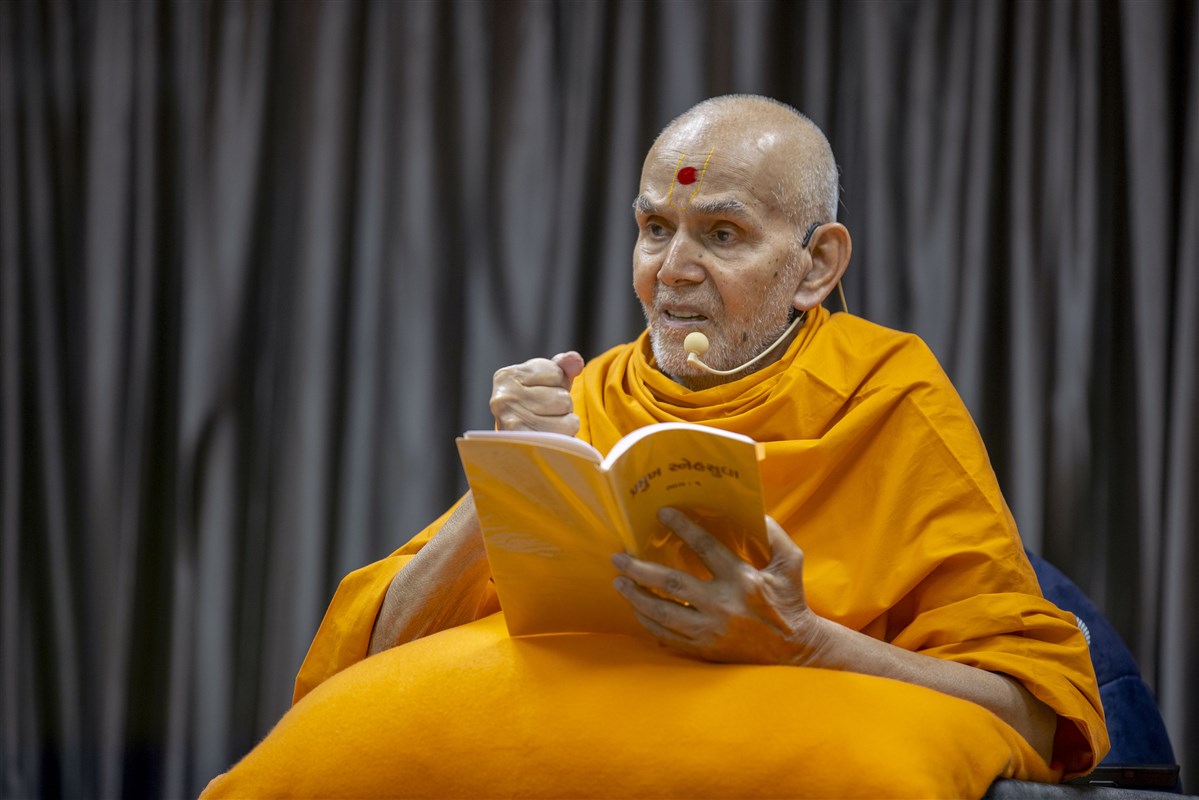 Swamishri blesses the afternoon assembly