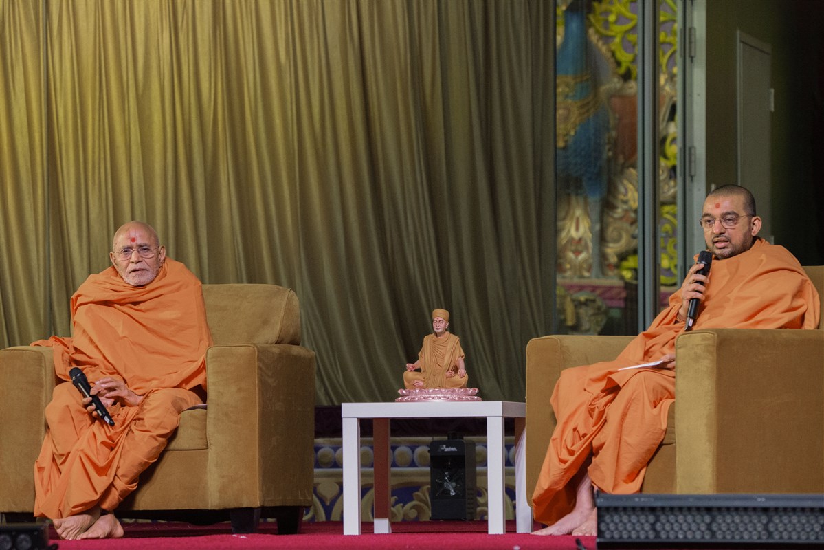 The Swagat Din assembly begins with heartfelt incidents from Swamishri's past vicharan