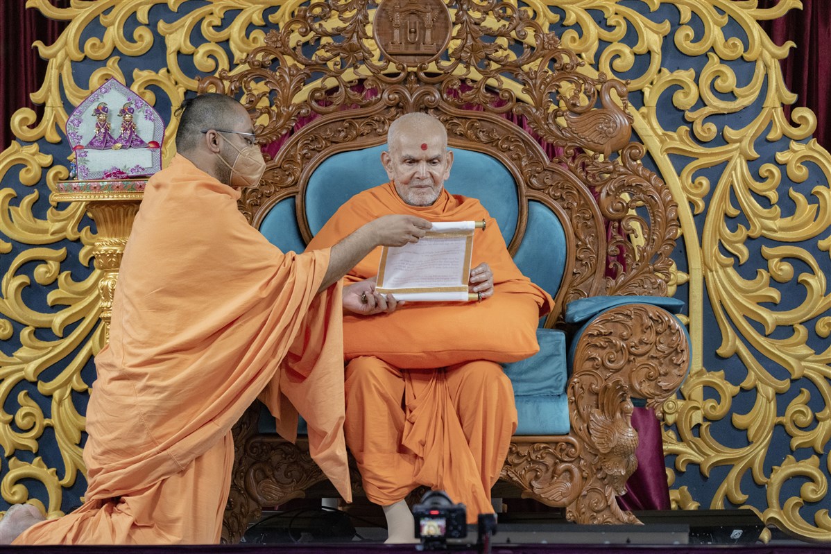 Swamishri sanctifies a letter
