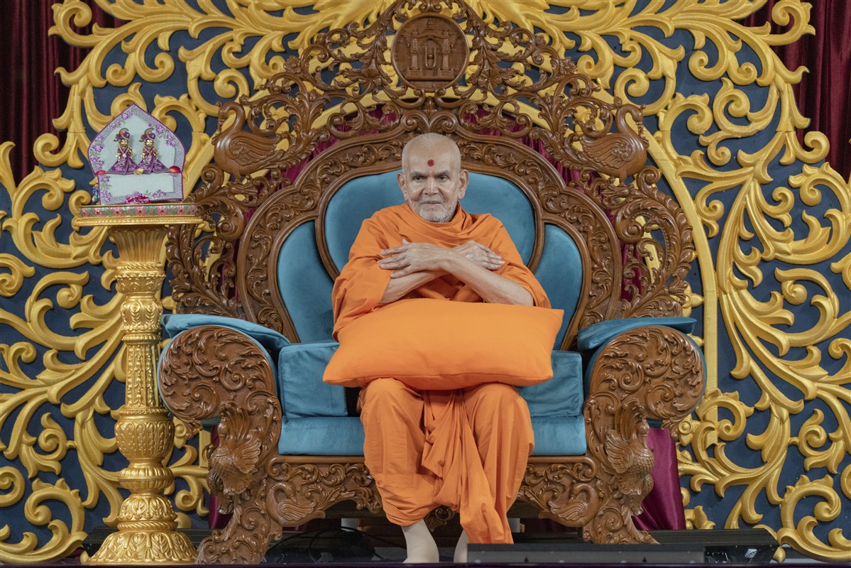 Swamishri answers the questions through meaningful gestures and expressions