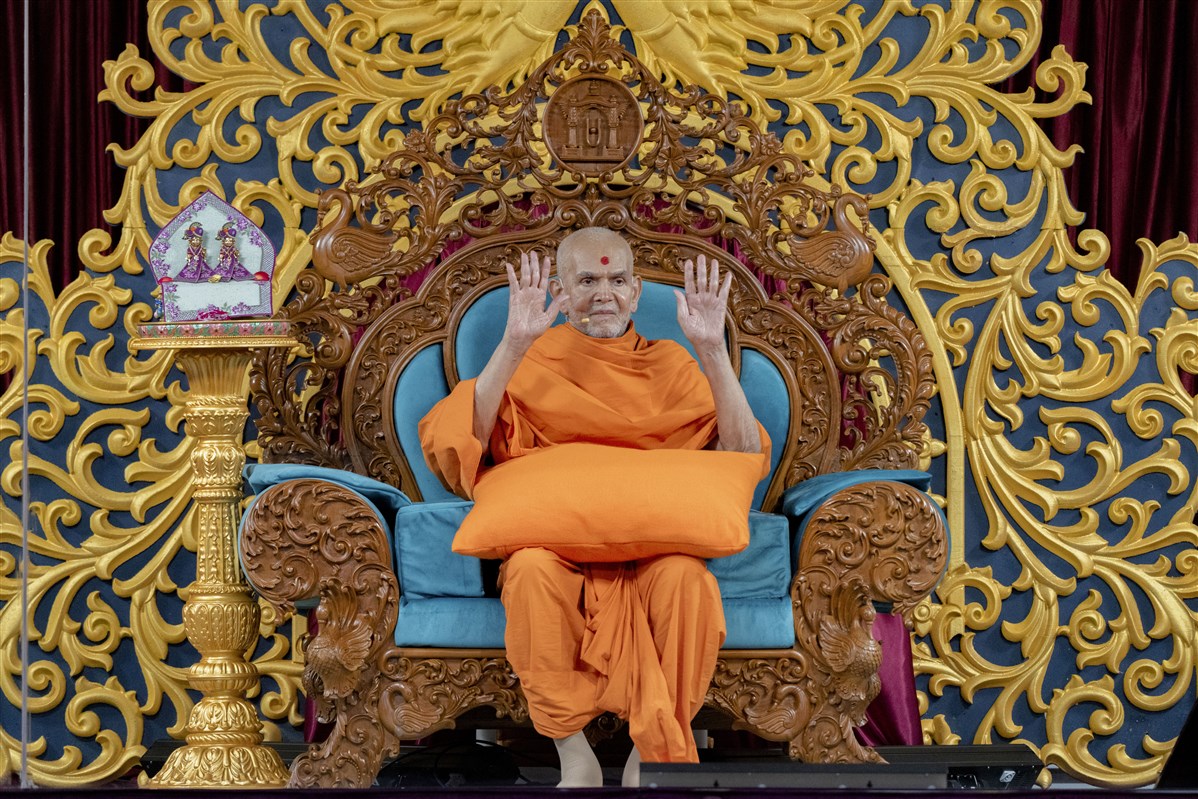 Swamishri answers the questions through meaningful gestures and expressions