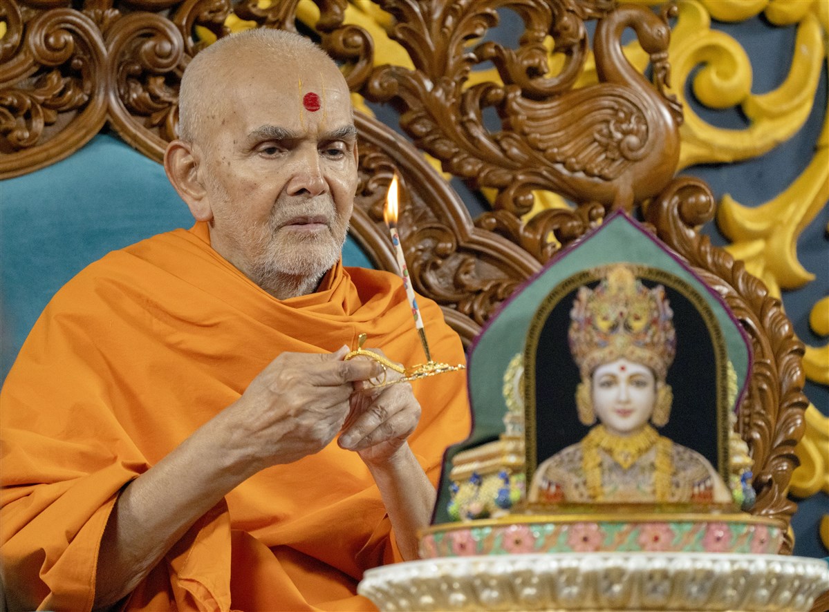 Swamishri performs the evening arti