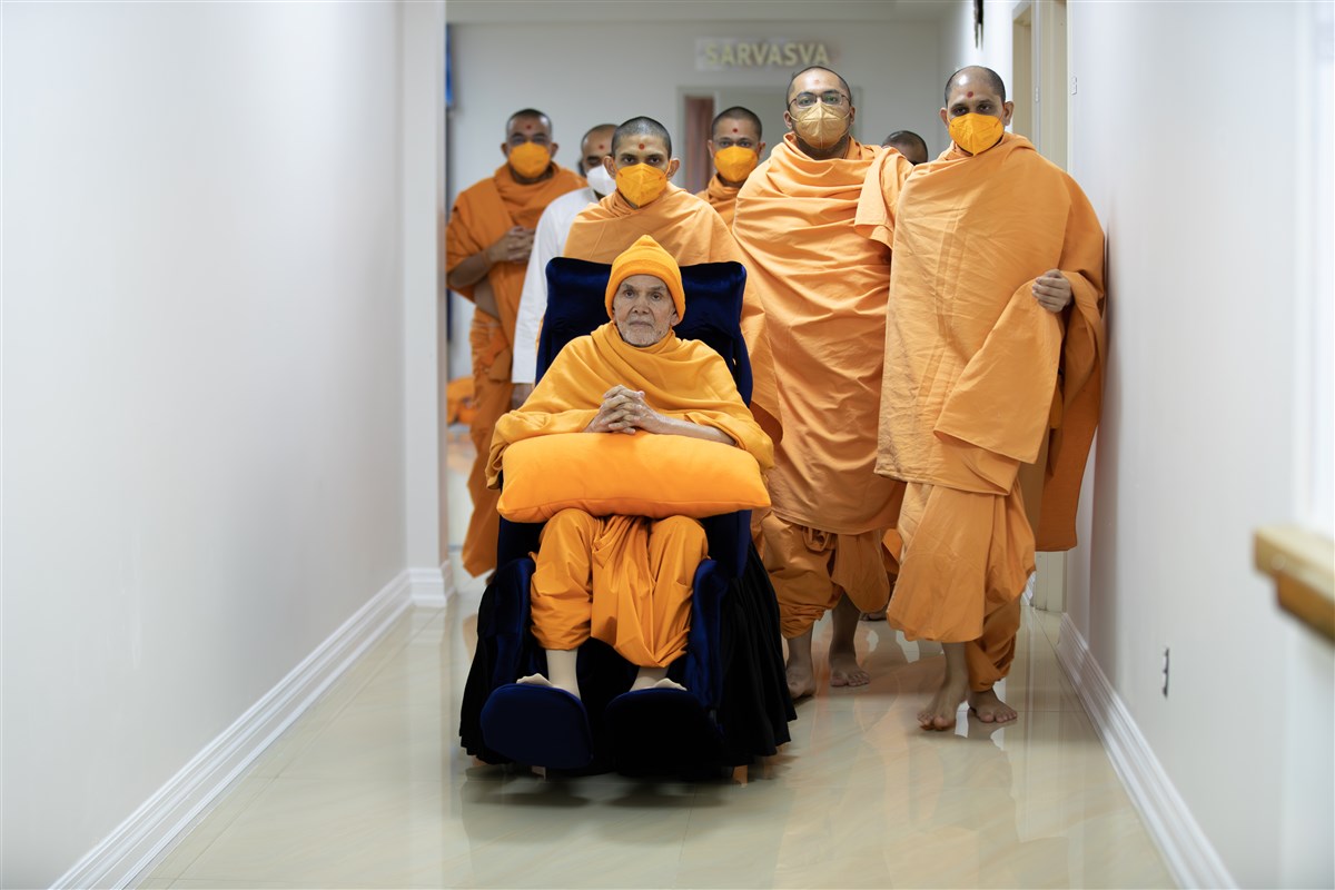 Param Pujya Mahant Swami Maharaj on his way to Thakorji's darshan