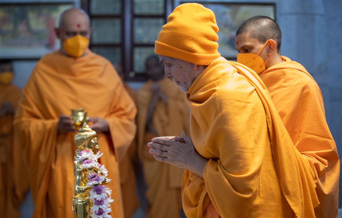 Swamishri engrossed in prayers