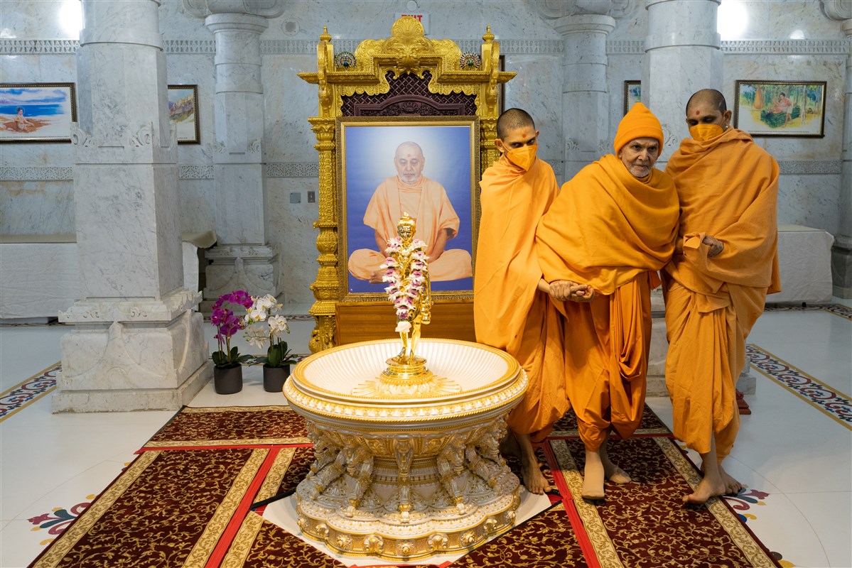 Swamishri performs a pradakshina of Shri Nilkanth Varni