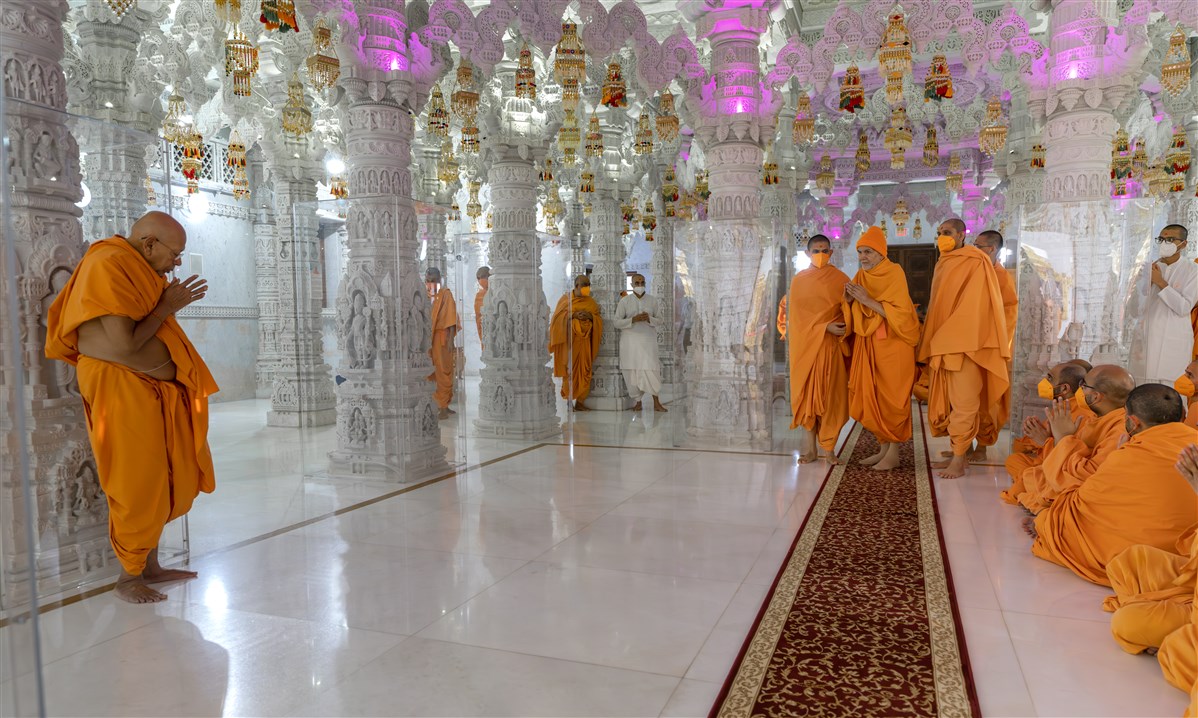 Swamishri greets Sadguru Tyagvallabhdas Swami