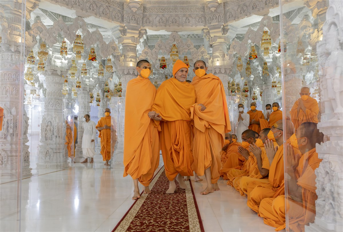 Swamishri acknowledges and greets Swamis