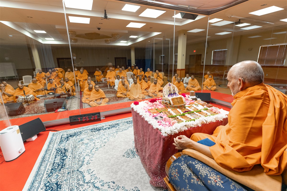 Swamis engage in kirtan bhakti during Swamishri's puja