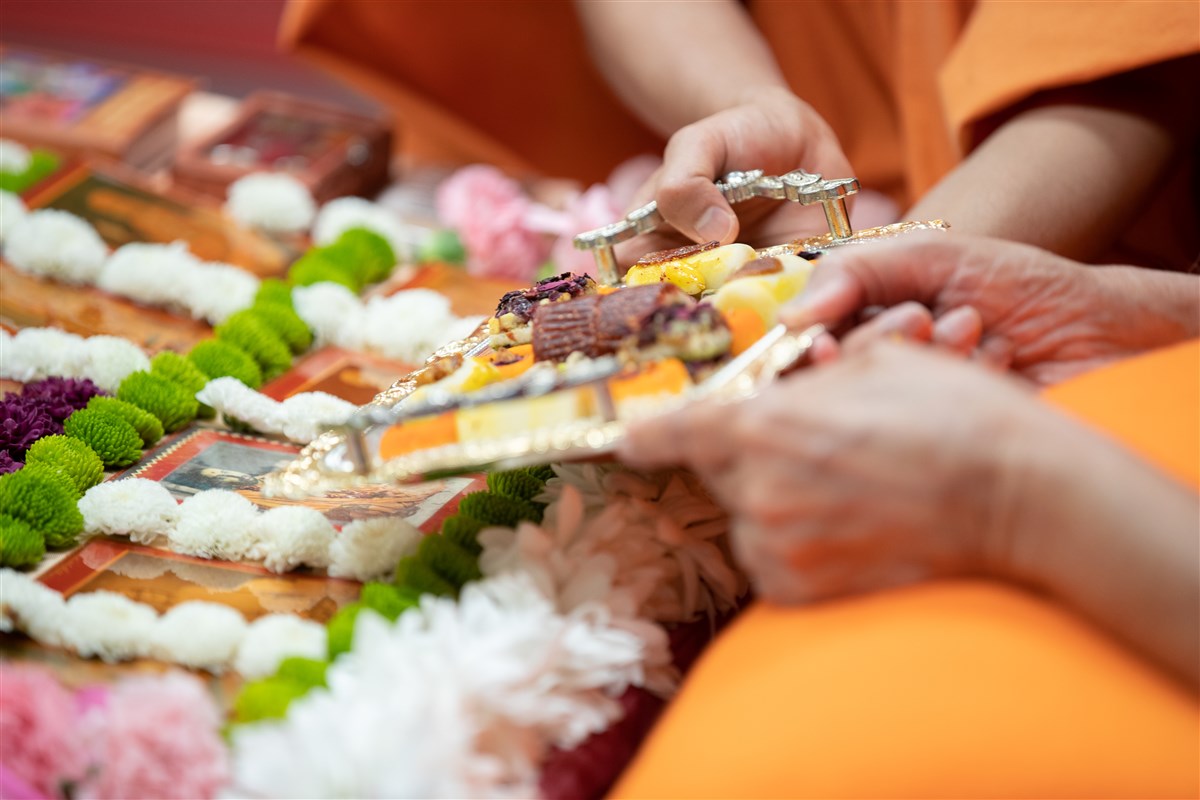 Swamishri offers thal to the murti of Pramukh Swami Maharaj