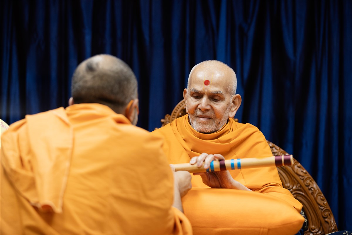 Swamishri sanctifies a flute