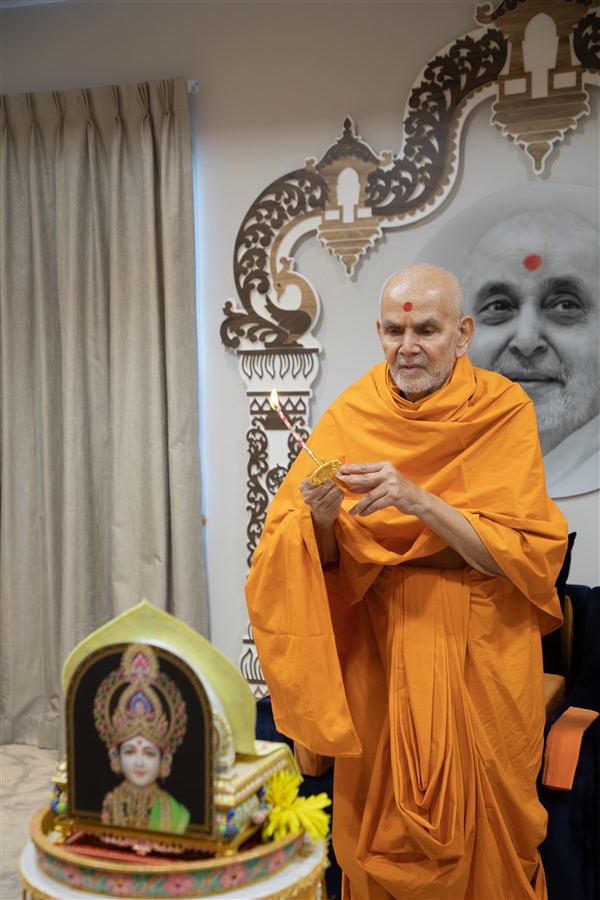 Swamishri performs the evening arti