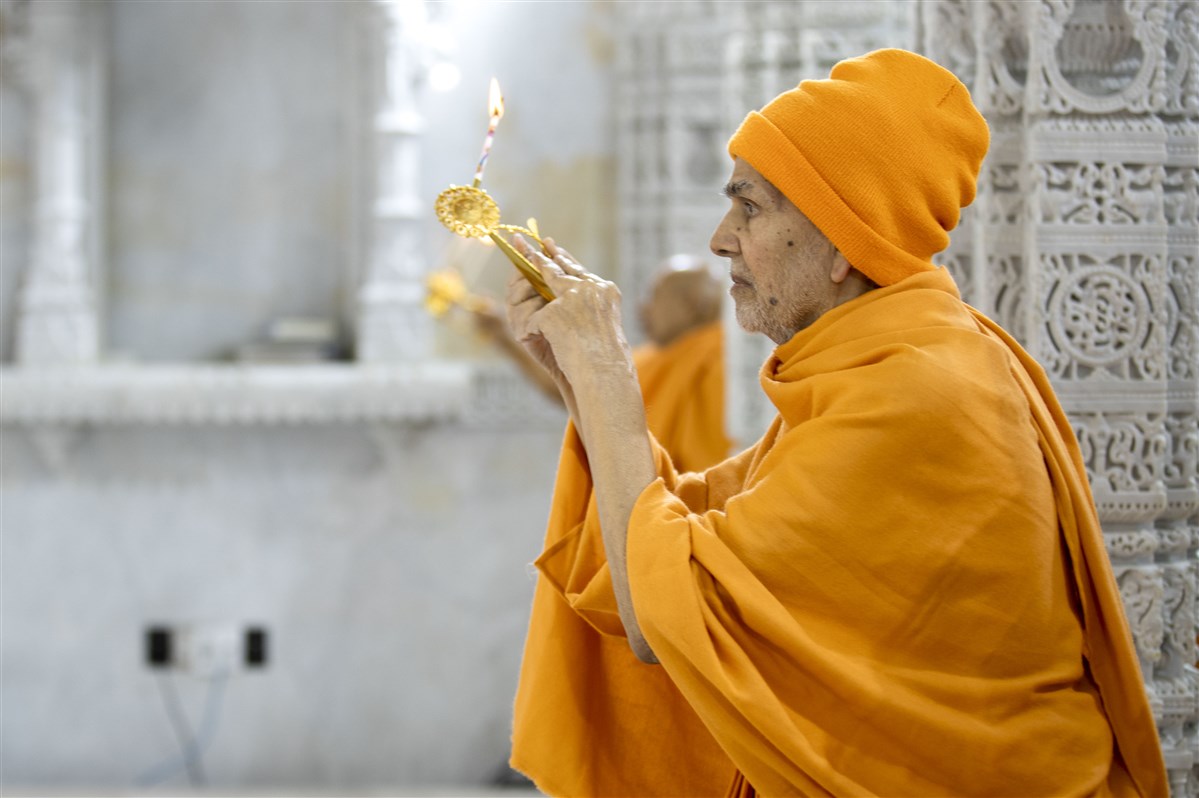 Swamishri performs the morning arti