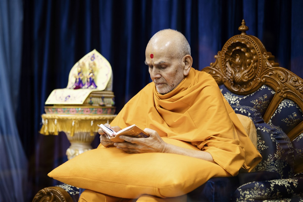 Swamishri reads the Shikshapatri and Satsang Diksha