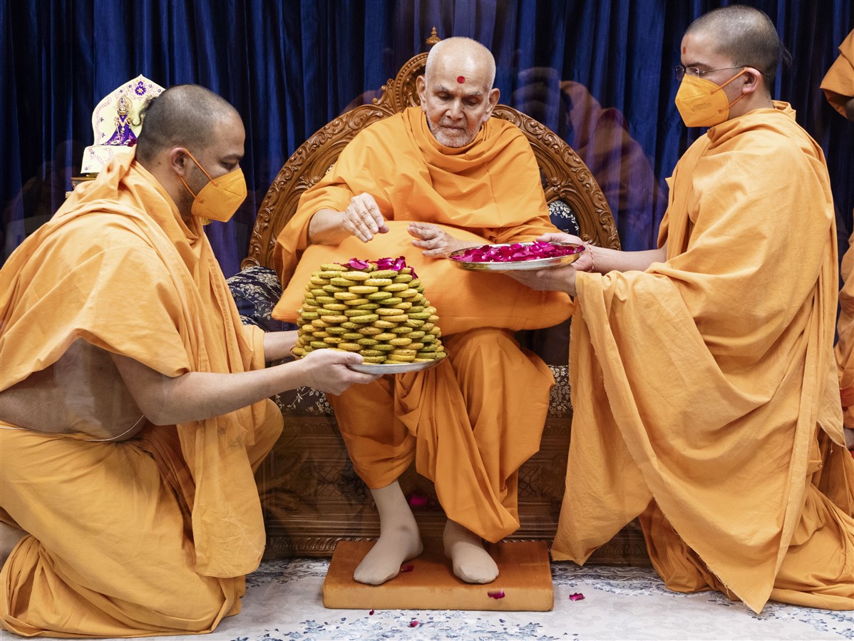 Swamishri sanctifies prasad