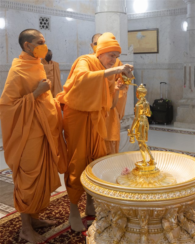 Param Pujya Mahant Swami Maharaj performs the abhishek of Shri Nilkanth Varni