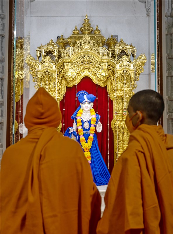 Swamishri engrossed in the darshan of Shri Ghanshyam Maharaj