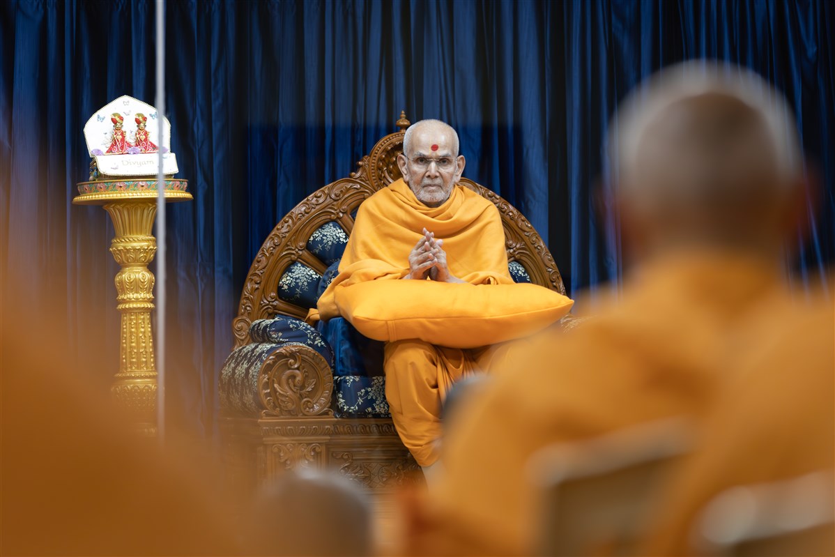 Swamishri greets swamis with folded hands