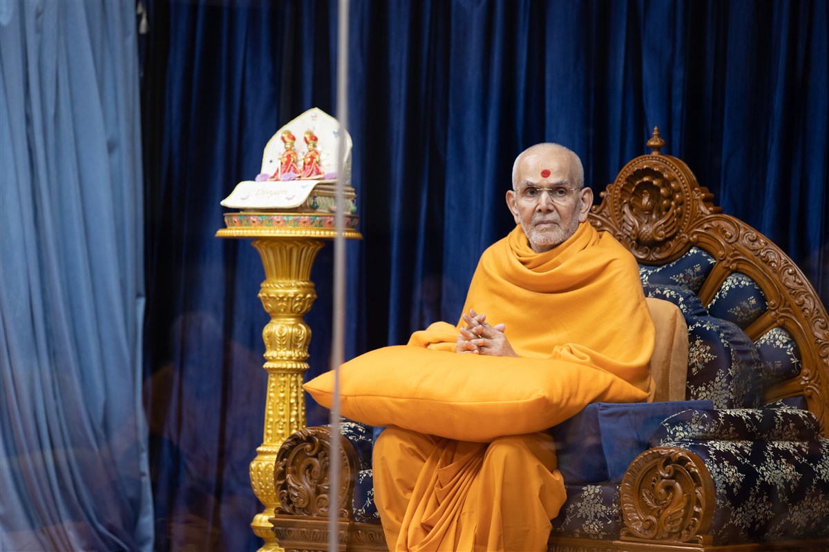Swamishri greets the swamis with folded hands