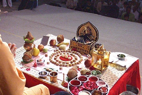 Morning Puja  - New Year Celebration with Pramukh Swami Maharaj, Gondal, India