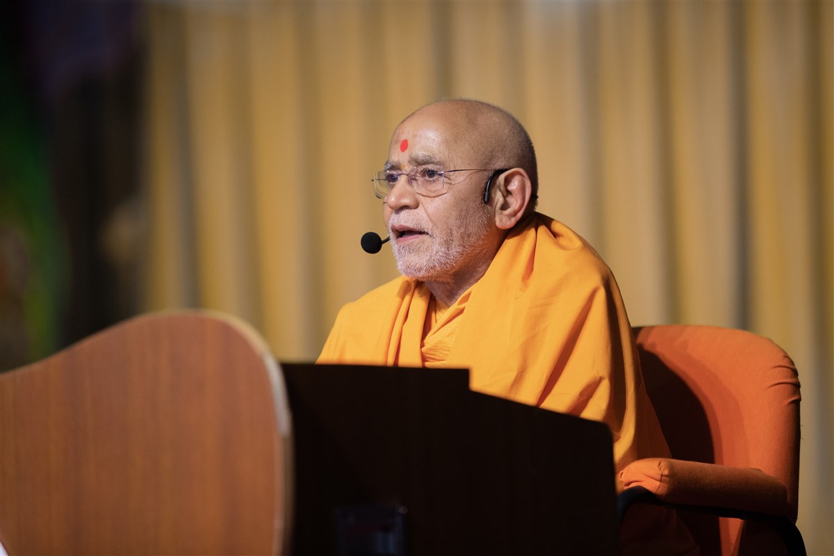 Pujya Gnanpriyadas Swami addresses the morning assembly before Swamishri arrives 
