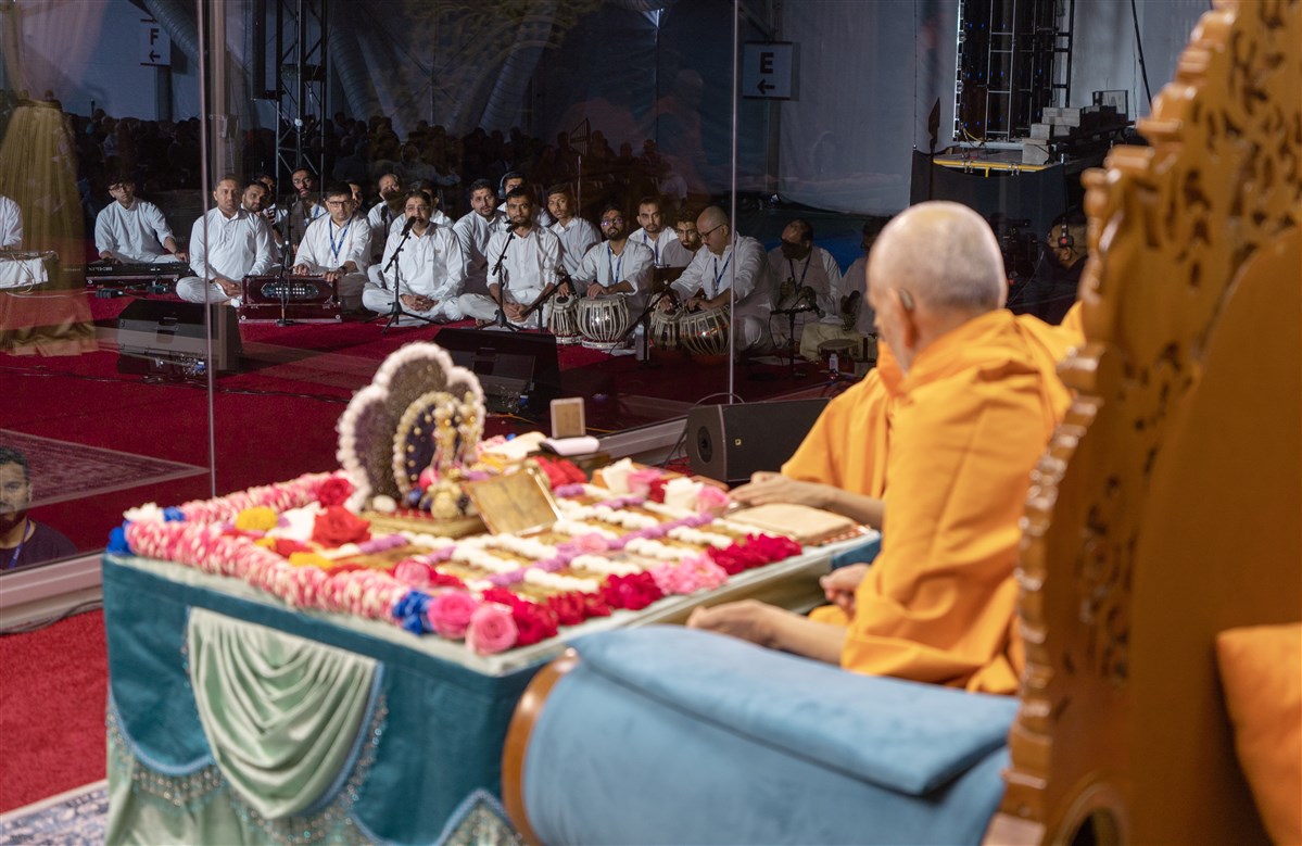 Devotees offer kirtan bhakti during Swamishri's puja