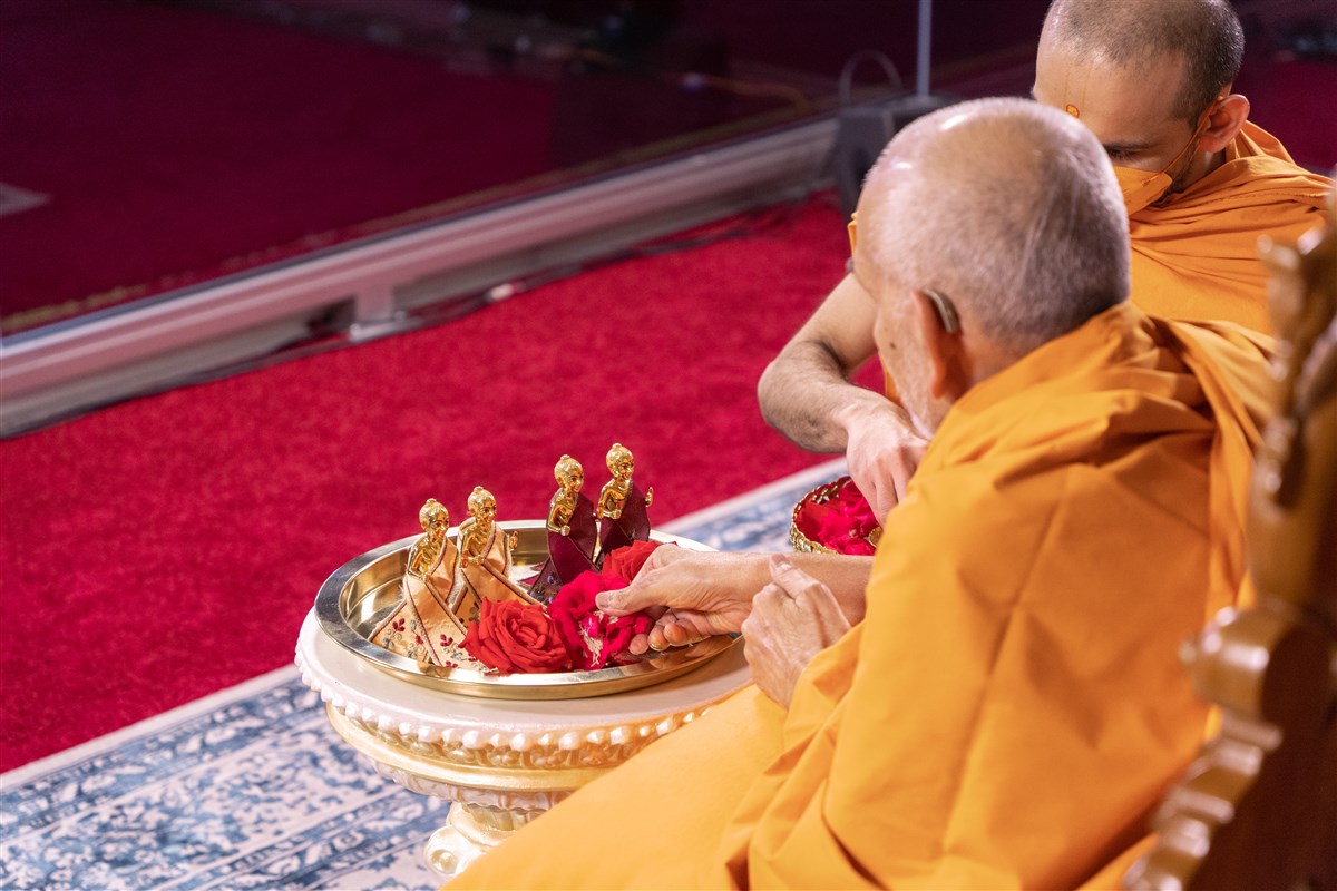 Swamishri sanctifies the new murtis of Shri Akshar Purushottam Maharaj