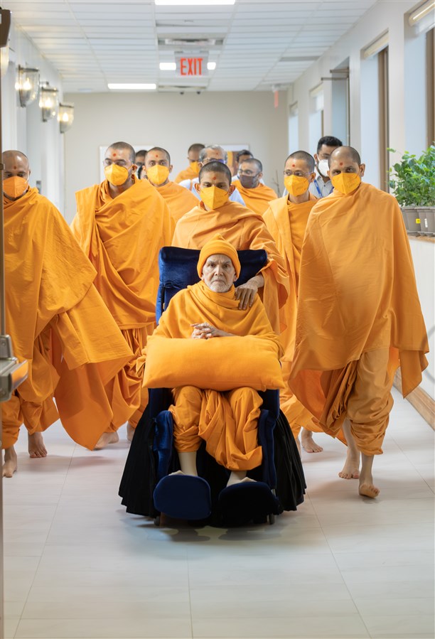 Param Pujya Mahant Swami Maharaj on his way to Thakorji's darshan