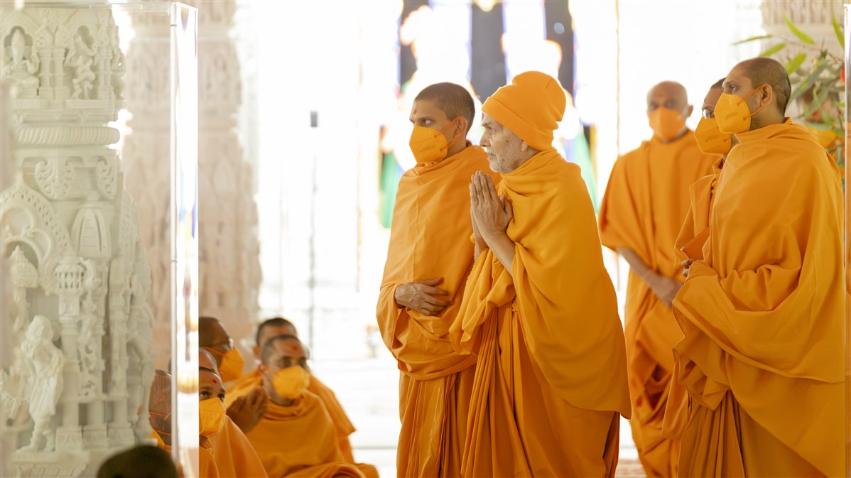 Swamishri engrossed in darshan with folded hands