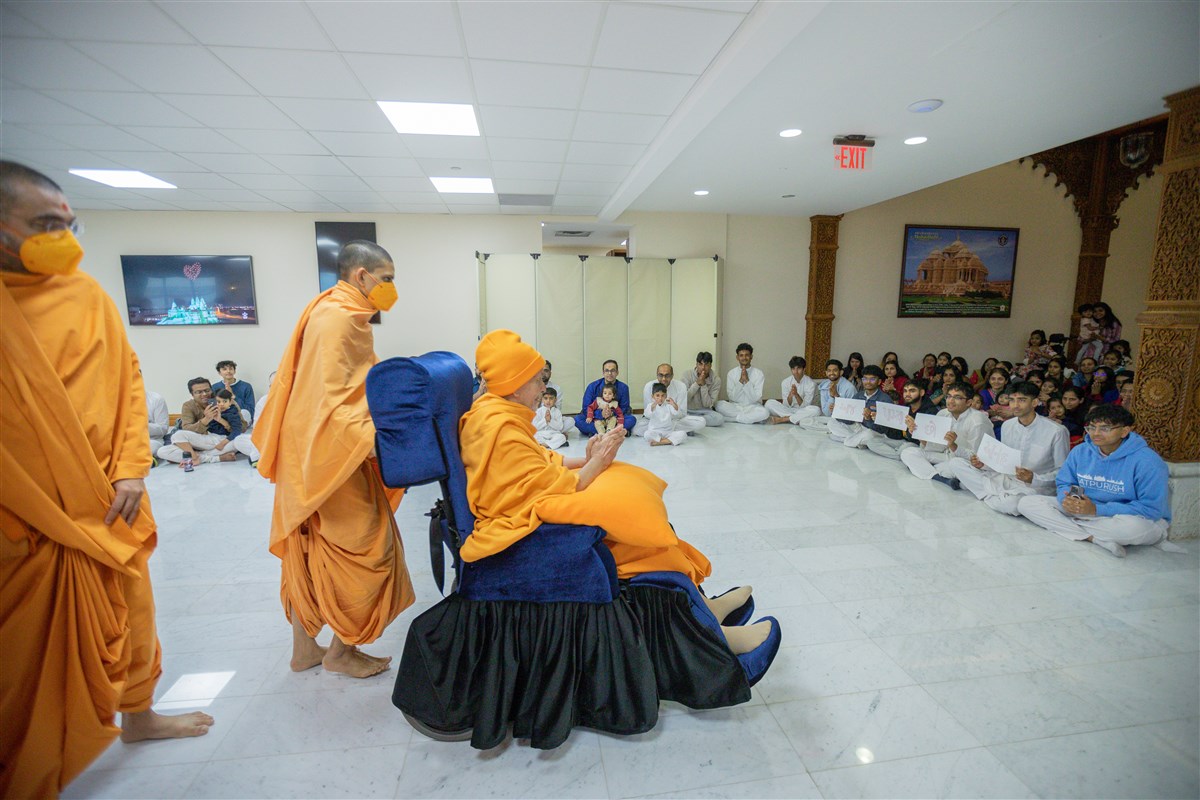 Children and youths engrossed in Swamishri's darshan
