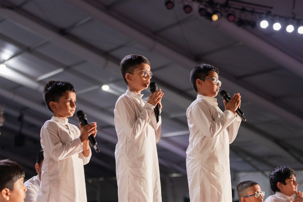 Children recite various scriptural passages in Swamishri's puja
