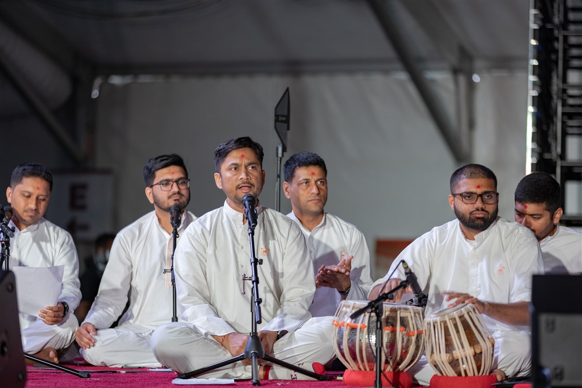 Youths offer kirtan bhakti in Swamishri's puja