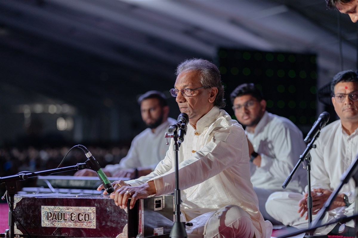 A devotee sings a kirtan in Swamishri's daily puja.