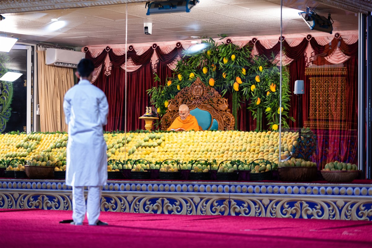 A child recite various scriptural passages in Swamishri's puja