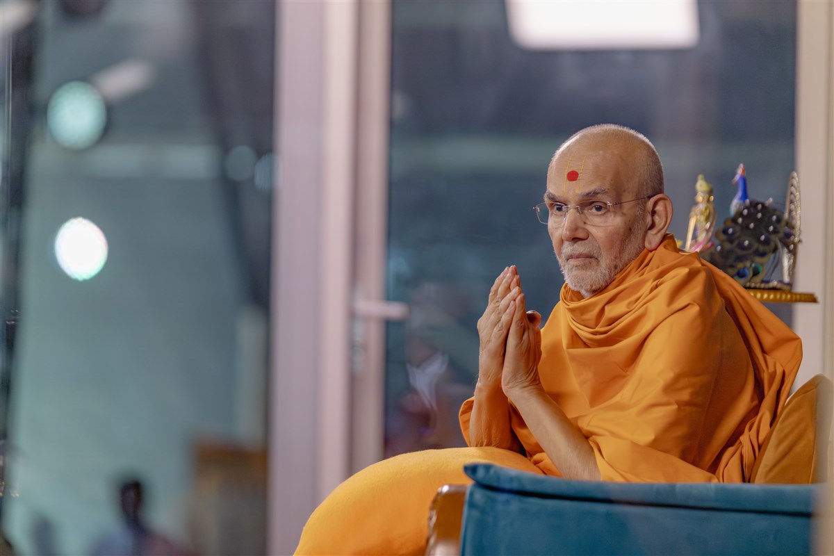 Swamishri greets the swamis and devotees with folded hands
