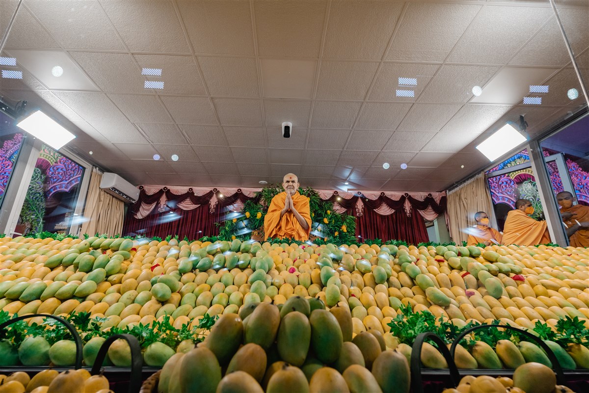 Swamishri with the Annakut of mangoes