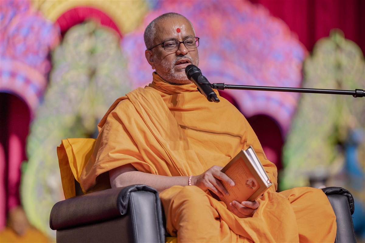 Vivekmurtidas Swami addresses the Mahima Din evening assembly