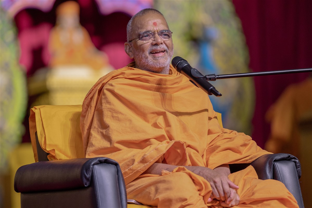 Narayanmunidas Swami addresses the evening assembly