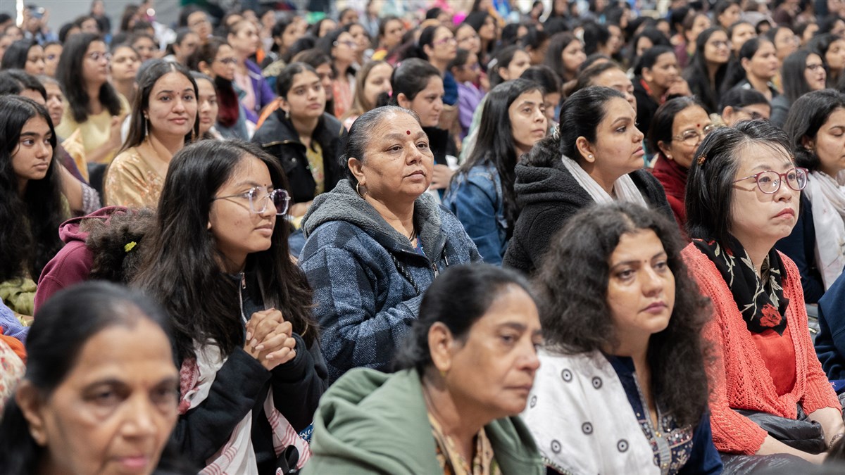 Devotees engrossed in the darshan of Swamishri