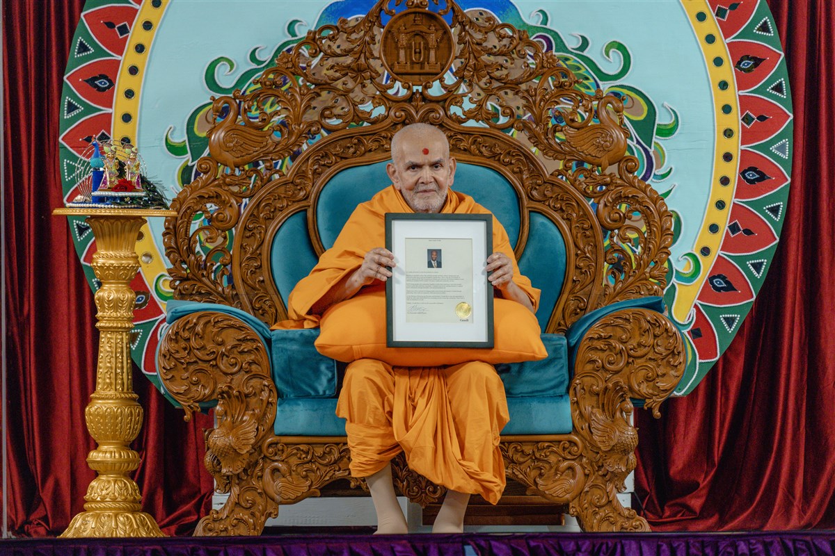 Swamishri with the proclamation presented by Hon. Ahmed Hussen, Minister of Housing and Diversity and Inclusion